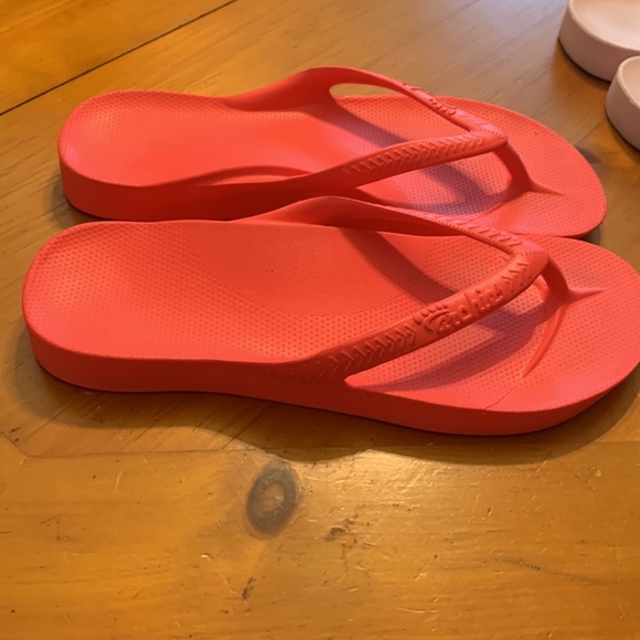 SOLD OUT. 2 pairs of flip flops - Picture 3 of 5